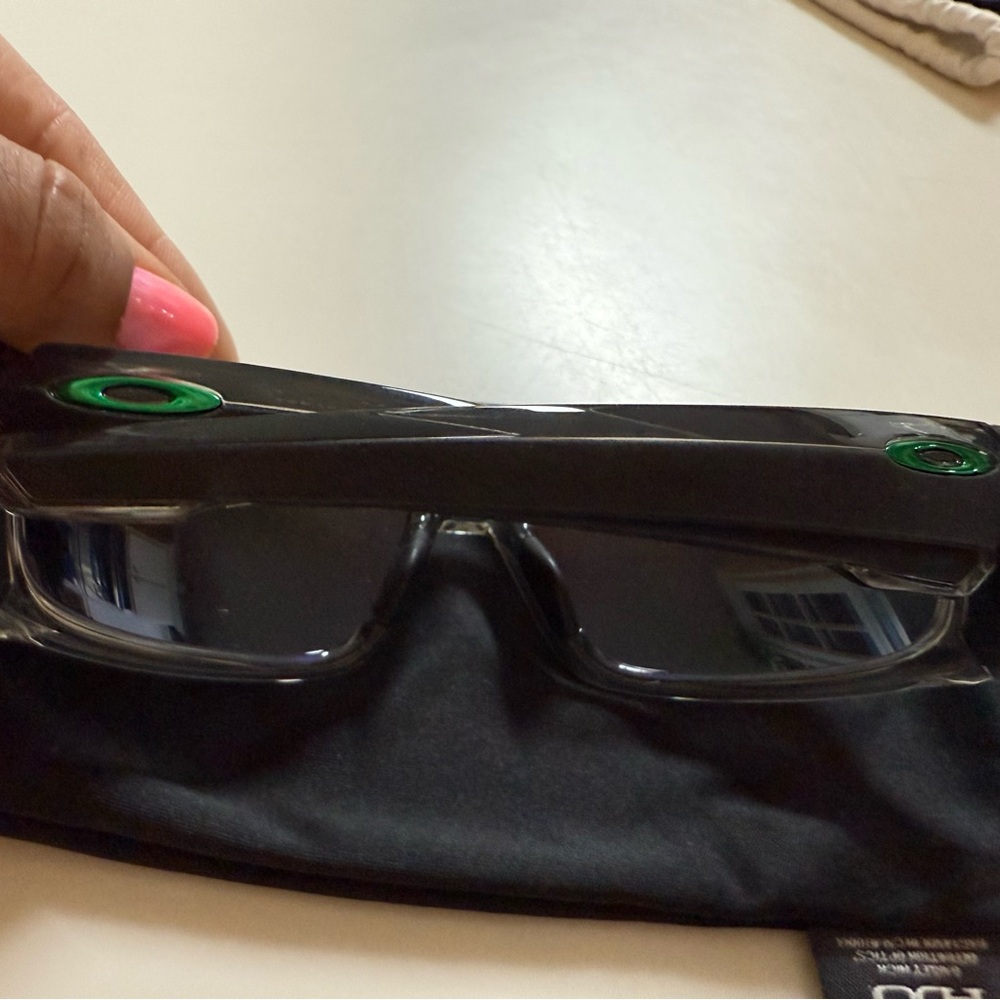 Used Oakley Black Smart Glasses with Sleek Design
